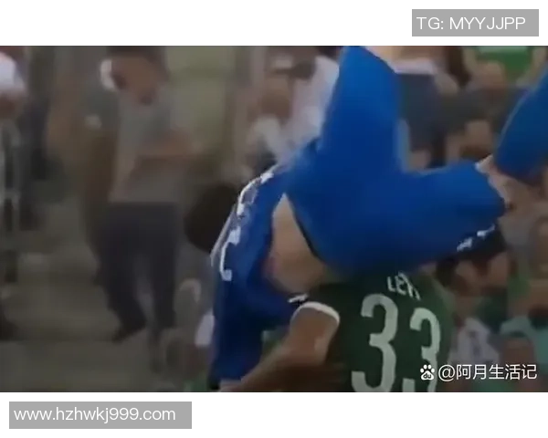 足球巨星与小男孩亲密互动瞬间展现温暖人性之美